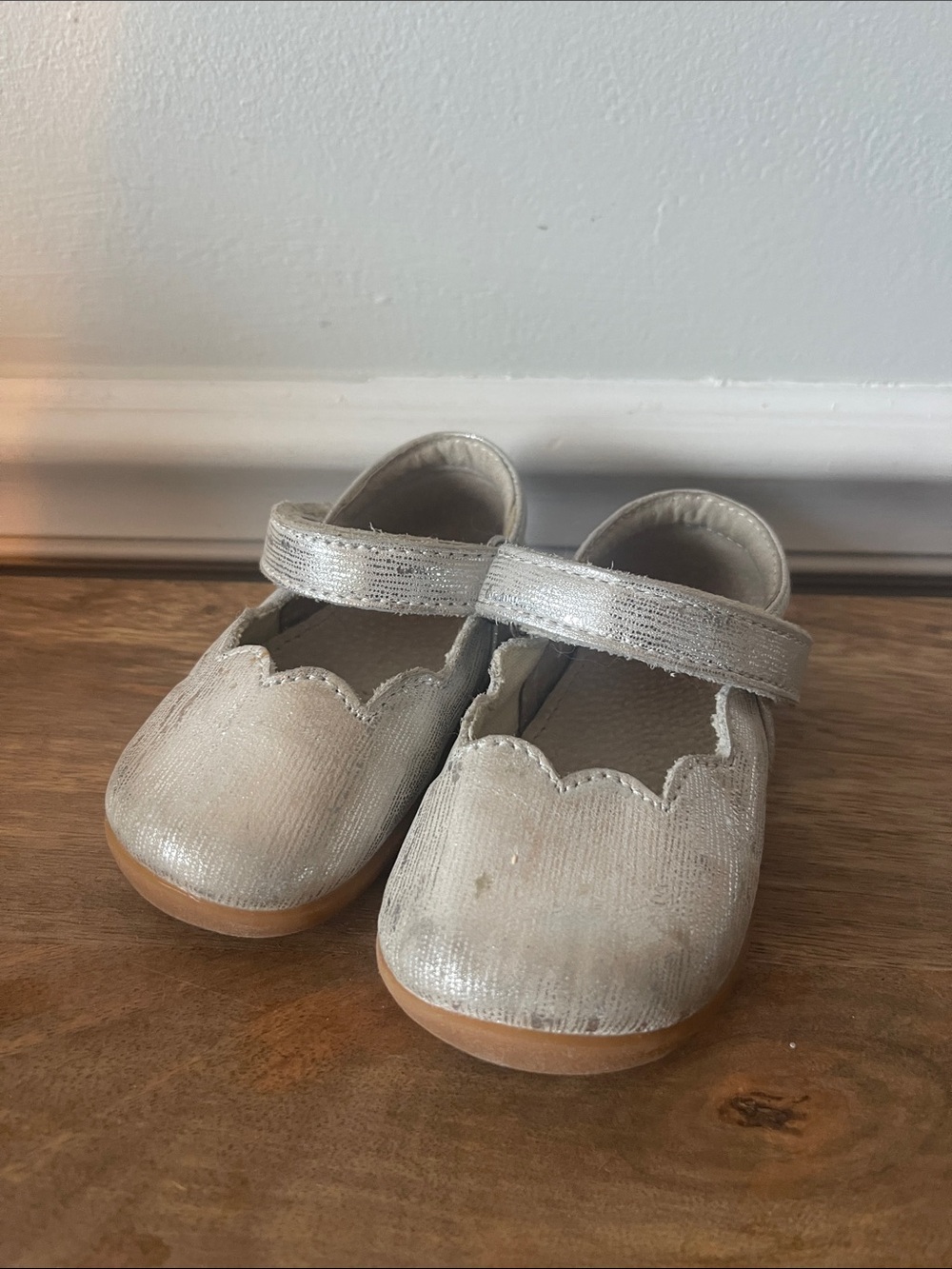 See Kai Run Silver Mary Jane Shoes with Scalloped Toe Size 5